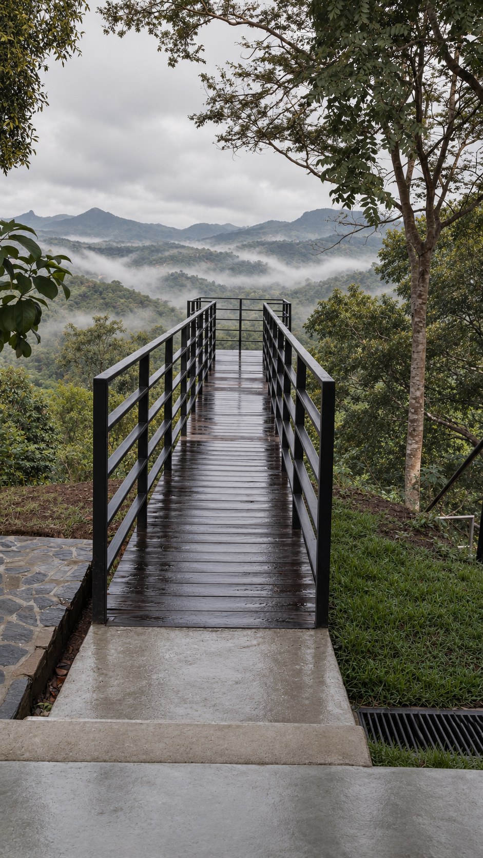 Mirador de madera hacia las montañas en una mañana con neblina